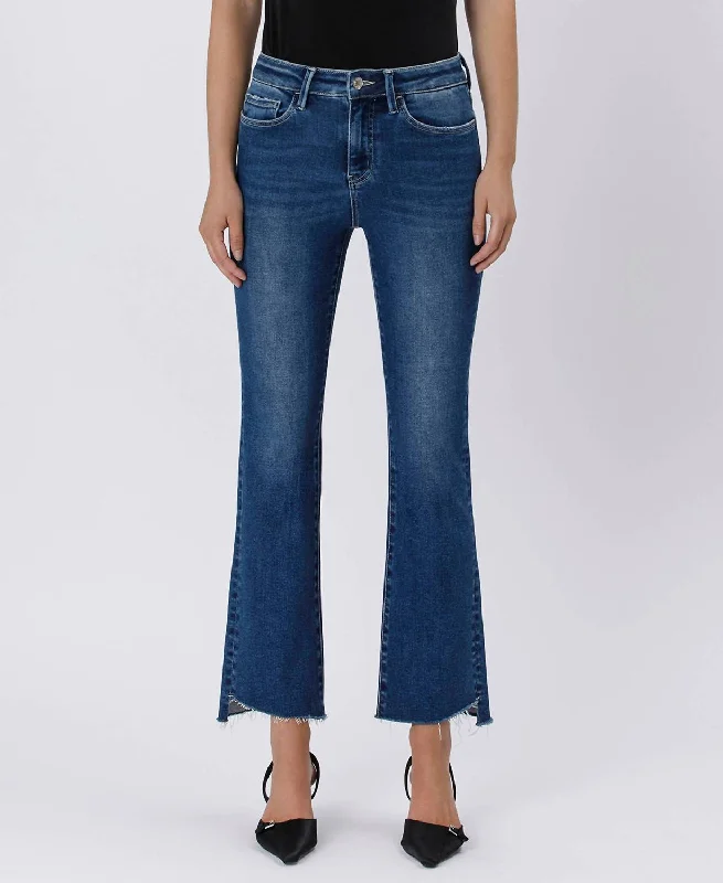 Jeans with a high waist and wide legs for a vintage and flattering fitAna Jeans In Blue