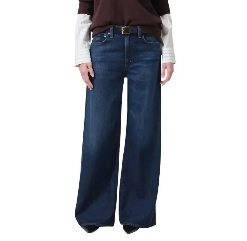 Jeans with a classic straight leg and fitted waist for a flattering silhouettePaloma Baggy Jean In Gamut