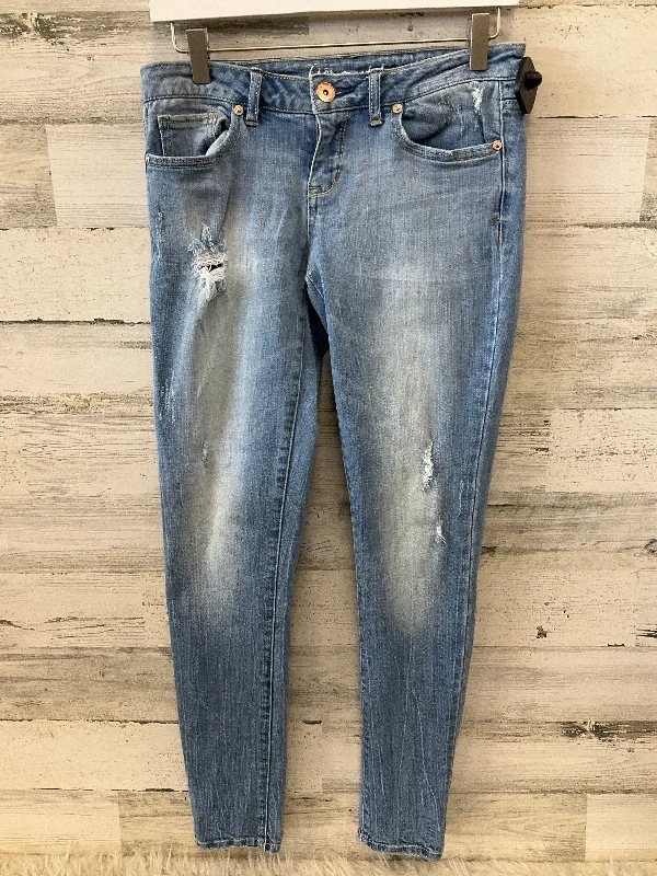 Light wash jeans with rips and tears for a casual vibeJeans Straight By Aeropostale In Blue, Size: 4