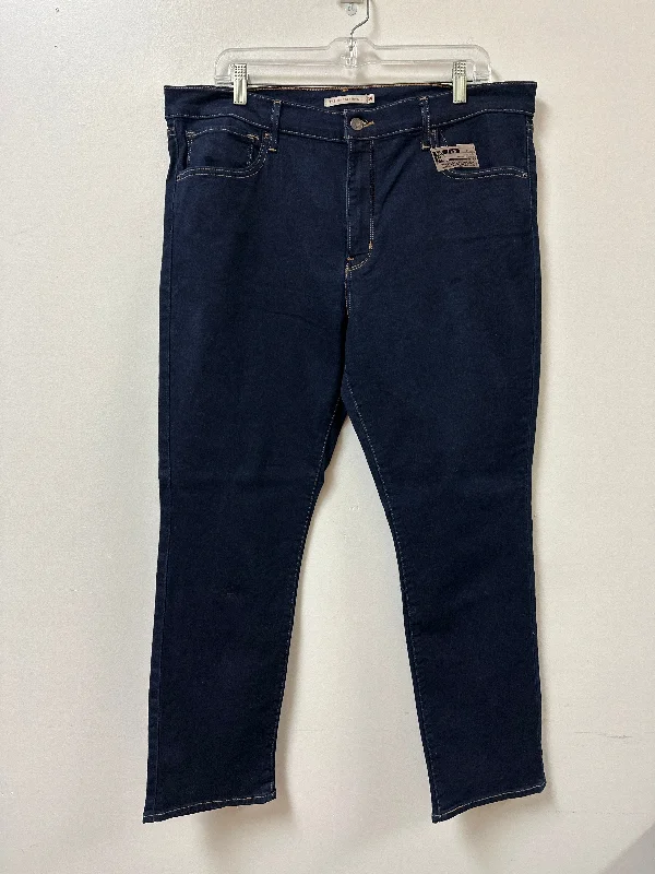 White jeans for a fresh and summery feelJeans Straight By Levis In Blue Denim, Size: 18